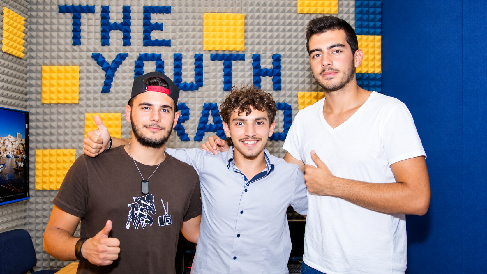 Tre ragazzi davanti al logo di The Youth Radio